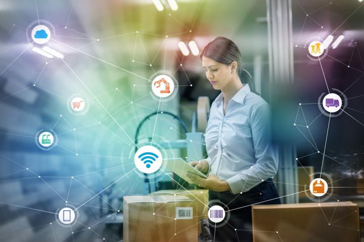 Femme interconnexion des actifs IOT