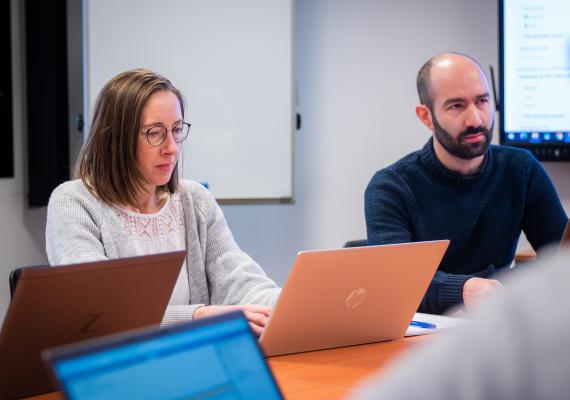 Image de deux collaborateurs TIMCOD qui travaillent sur l'installation d'un outil de gestion de parc 