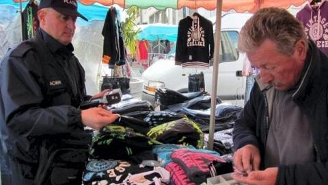 Placier qui gère et encaisse les droits de place sur un marché