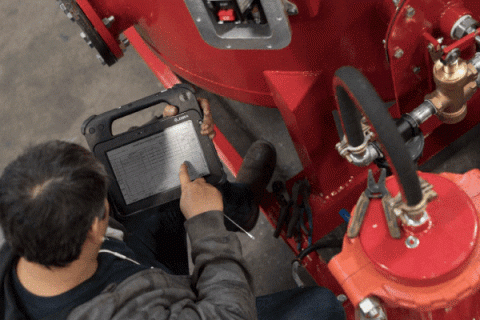 Technicien équipé d'une tablette et d'une solution logicielle pour gérer ses interventions