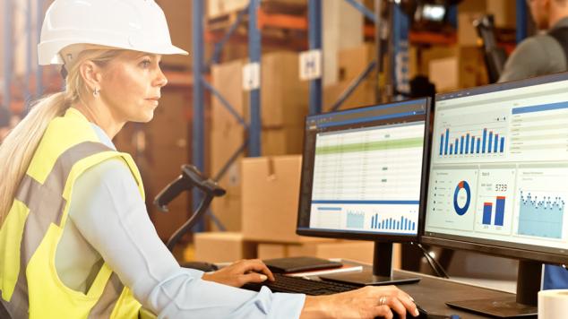 Femme utilisant un logiciel supply chain en entrepôt